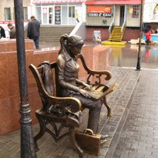 Фотография памятника Памятник девушке с ноутбуком