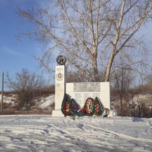 Фотография памятника Памятник погибшим горнякам и горноспасателям над местом аварии на шахте Центральная в 1993 году