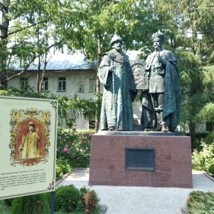 Фотография памятника Памятник в честь 400-летия дома Романовых