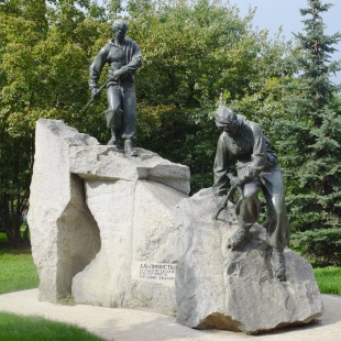 Фотография памятника Памятник альпинистам в Лужниках.