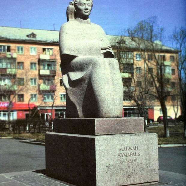 Фотографии памятника 
            Памятник Магжану Жумабаеву