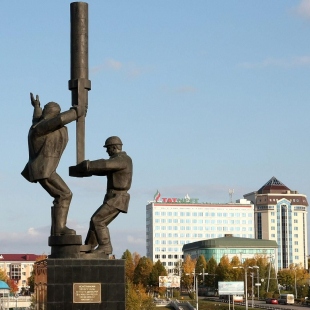 Фотография памятника Памятник Нефтяникам или 2 млрд тонн нефти