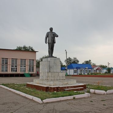 Приволжье. Приволжье Самарская область площадь. Парк в Приволжье Самарской области. Памятник Ленину село Курумоч. Памятники Приволжского района.