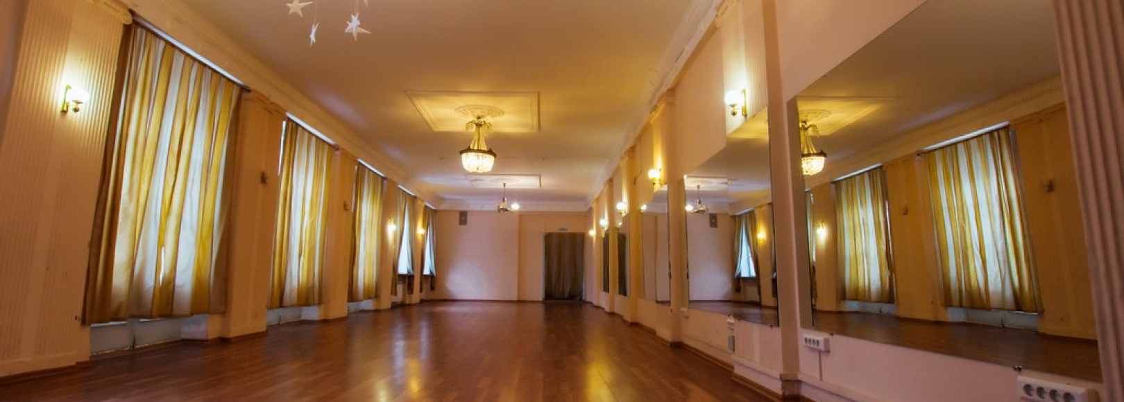 Фотография конференц-зала Паркетный зал на втором этаже ДК Металлург