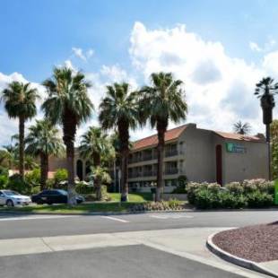 Фотографии гостиницы 
            Holiday Inn Express Palm Desert, an IHG Hotel