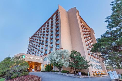 Фотография гостиницы Embassy Suites Kansas City Plaza