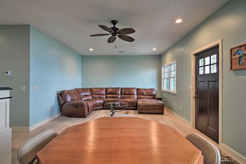 Фотография гостевого дома Lakefront Cadillac Home with Dock - Mins to Hiking