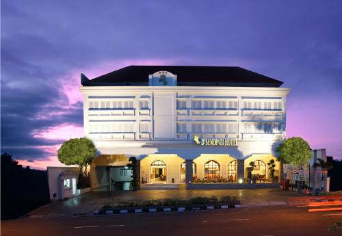 Фотографии гостиницы 
            D'Senopati Malioboro Grand Hotel