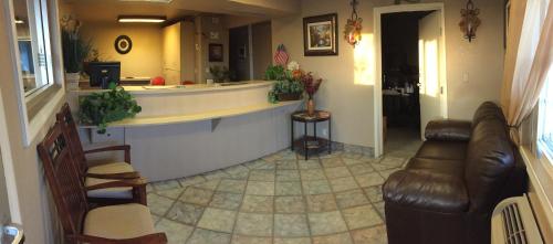 Фотография гостиницы Hilltop Inn & Suites