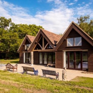 Фотография гостевого дома The Mill House on the Brooks South Downs West Sussex Sleeps 15