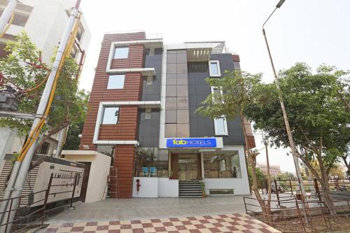 Фотографии гостиницы 
            FabHotel Surya Grand Gomti Nagar