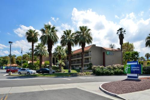 Фотография гостиницы Holiday Inn Express Palm Desert, an IHG Hotel