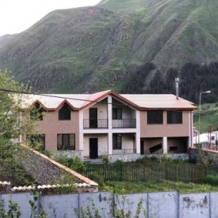 Фотография гостевого дома STONEWOOD GUEST HOUSE IN KAZBEGI