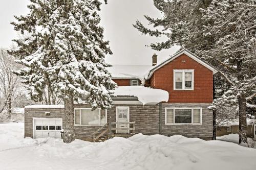 Фотографии гостевого дома 
            Downtown Bessemer House Near Skiing and Snowmobiling