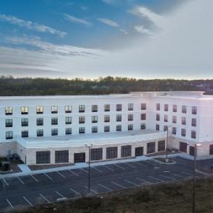 Фотография гостиницы Holiday Inn - Kansas City - Northeast, an IHG Hotel