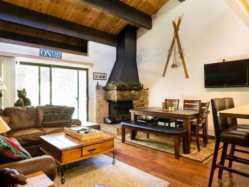 Фотография гостевого дома Streamside Townhome