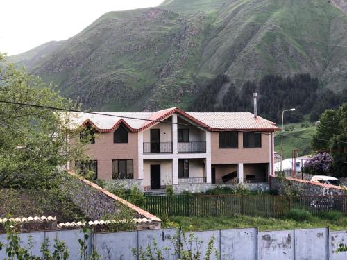 Фотография гостевого дома STONEWOOD GUEST HOUSE IN KAZBEGI