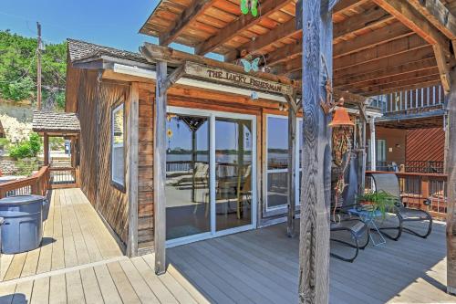 Фотографии гостевого дома 
            Waterfront Granbury Home with 2 Decks and Lake Views!