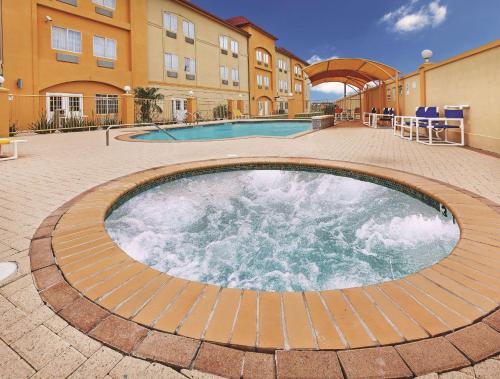 Фотографии гостиницы 
            La Quinta Inn Suites by Wyndham Raymondville Harlingen