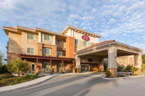 Фотография гостиницы The Oaks Hotel & Suites, Ascend Hotel Collection