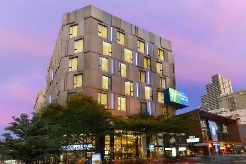 Фотографии гостиницы 
            Holiday Inn Express Bangkok Sukhumvit 11, an IHG Hotel - SHA Extra Plus