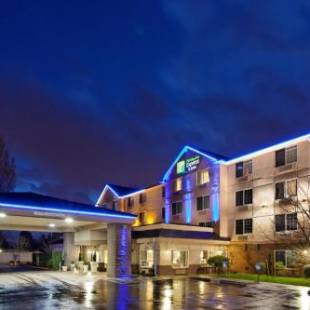 Фотографии гостиницы 
            Holiday Inn Express Hotel & Suites Portland - Jantzen Beach, an IHG Hotel