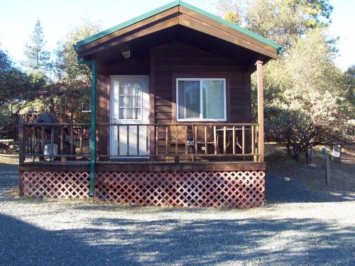 Фотография базы отдыха Lake of the Springs Camping Resort Cabin 4