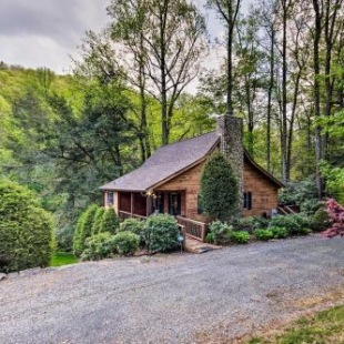 Фотография гостевого дома Gathering Place Cabin with Hot Tub and Fishing Pond!