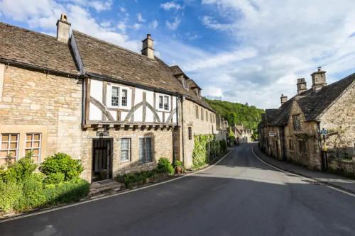 Фотографии гостевого дома 
            Luxury Cotswolds Cottage including Hot tub, Castle Combe