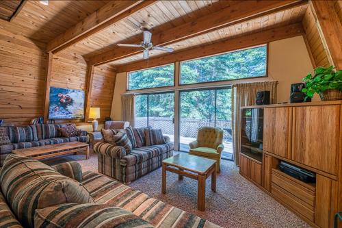 Фотография гостевого дома Retro Family Gathering Home in Tahoe Donner