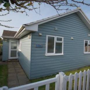 Фотографии гостевого дома 
            Swallows Croyde | 3 Bedrooms / Sleeps 6 | Beach Chalet