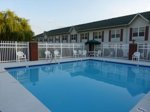 Фотография мини отеля Red Roof Inn & Suites Manchester, TN