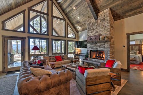 Фотографии гостевого дома 
            Custom Mountain Home Views, Hot Tub and Fire Pit!