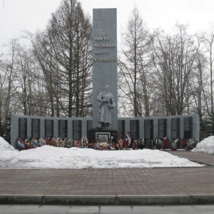 Фотография достопримечательности Братская могила Рабочих-железнодорожников, красноармейцев, погибших в феврале 1919 г., и воинов Великой Отечественной войны 