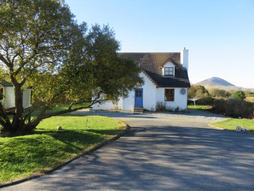 Фотографии гостевого дома 
            Letterfrack Farm Cottage in village on a farm beside Connemara National Park