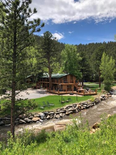 Фотография мини отеля 4 Seasons Inn on Fall River