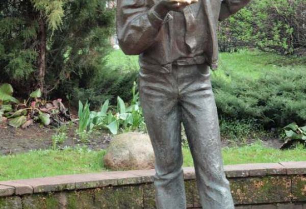 Фотография памятника Памятник Прикуривающий