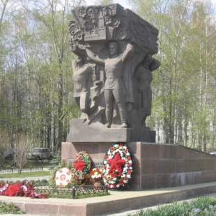 Фотография памятника Памятник Ратным и трудовым подвигам заводчан в годы Великой Отечественной войны 1941-1945 гг.