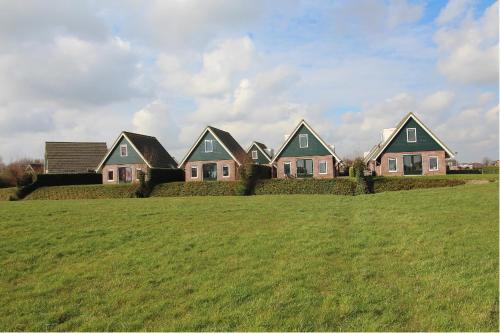 Фотографии гостевого дома 
            Bungalow 12-28 Medemblik Opperdoes