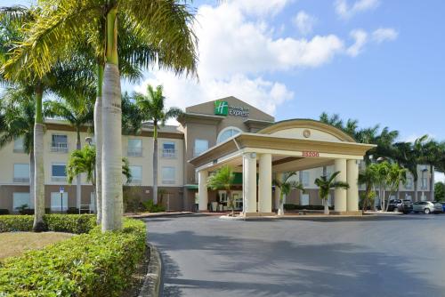 Фотографии гостиницы 
            Holiday Inn Express & Suites Florida City-Gateway To Keys, an IHG Hotel