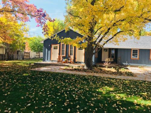 Фотография гостевого дома Eastside Guesthouse and Bivy