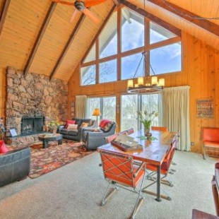 Фотография гостевого дома Lake Arrowhead House with Large Deck, Grill and Views!