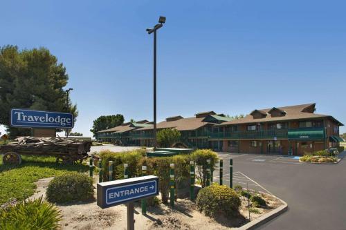 Фотография гостиницы Travelodge by Wyndham Lemoore Near Naval Air Station