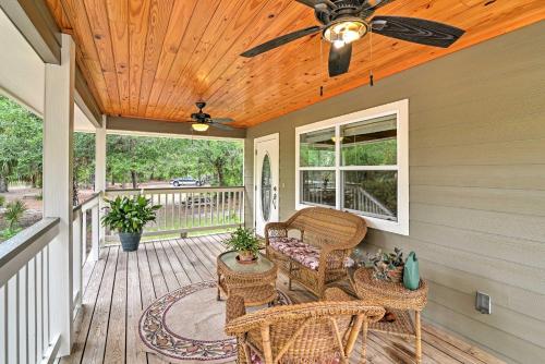 Фотографии гостевого дома 
            Crystal River Cottage on 1 Acre with Deck and Porch!