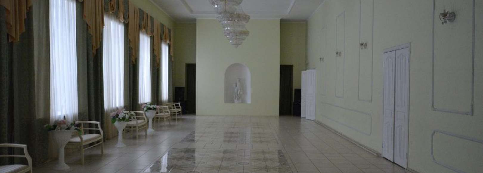 Фотография конференц-зала ГДК им. В.И. Ленина Зал Торжеств Зеленый