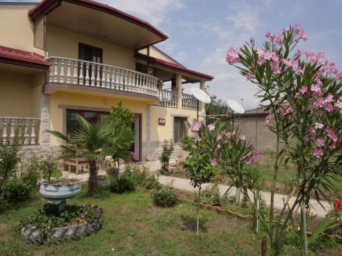 Фотография гостевого дома Alex's Guest House