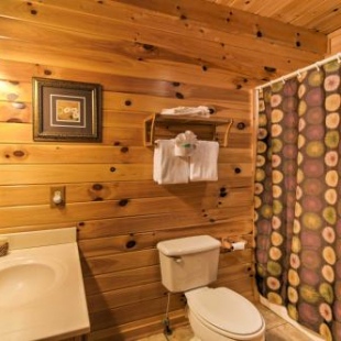 Фотография гостевого дома Sevierville Cabin with Deck and Hot Tub 10Min to Dtwn