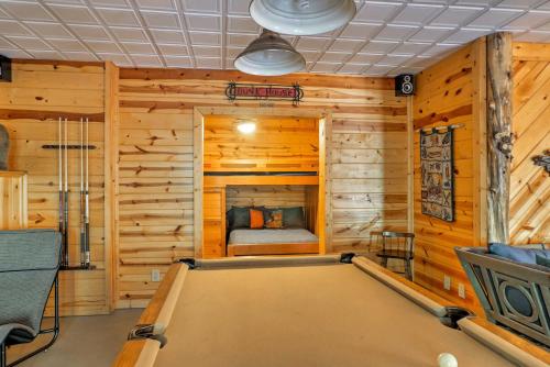 Фотография гостевого дома Private Cartecay River House with Hot Tub and Game Room