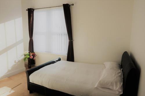 Фотография гостевого дома Whitburn House Free Internet TV Near Town Centre