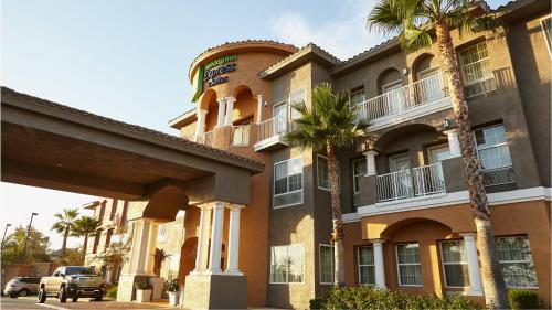 Фотография гостиницы Holiday Inn Express Hotel & Suites Corona, an IHG Hotel